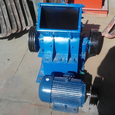 Petite machine mobile de concassage à marteaux de pierre avec capacité de concassage et couleur blanche
