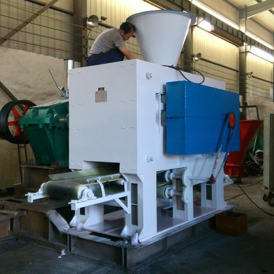 Moins de 18% d'humidité du matériau Machine de briquette en poudre de charbon avec presse hydraulique