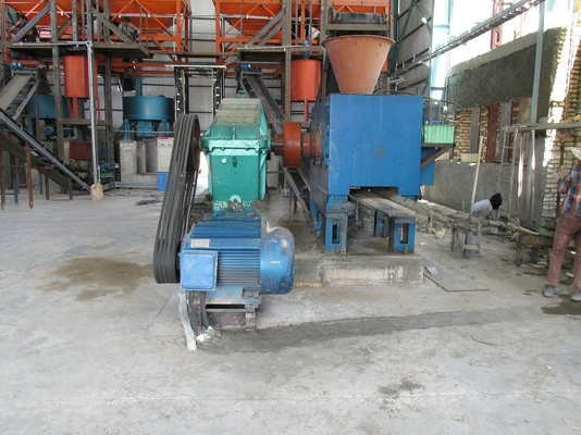 Moins de 18% d'humidité du matériau Machine de briquette en poudre de charbon avec presse hydraulique