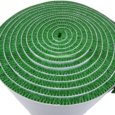 La couverture en PVC en PE est constituée d'une bobine de couverture en plastique et d'un gazon de lavage en or d'une grande rigidité et d'une épaisseur de 11 à 20 mm.