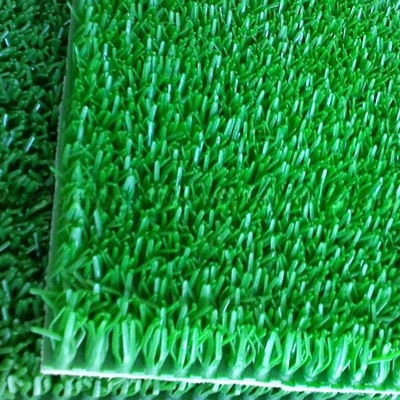 La couverture en PVC en PE est constituée d'une bobine de couverture en plastique et d'un gazon de lavage en or d'une grande rigidité et d'une épaisseur de 11 à 20 mm.