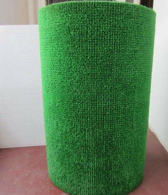 La couverture en PVC en PE est constituée d'une bobine de couverture en plastique et d'un gazon de lavage en or d'une grande rigidité et d'une épaisseur de 11 à 20 mm.