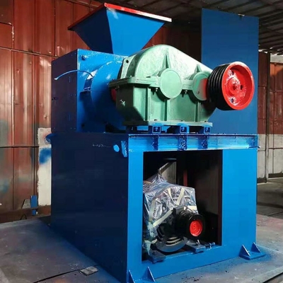 Les briquettes transforment les fines noires en planches d'oreiller et en carrés de terre